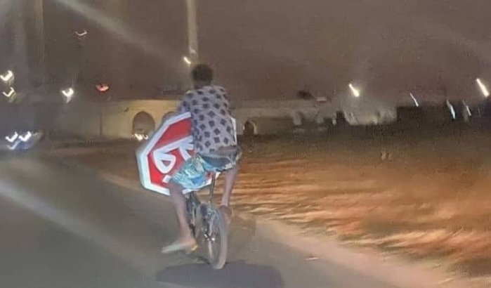 Arrestatie voor diefstal verkeersbord in Salé