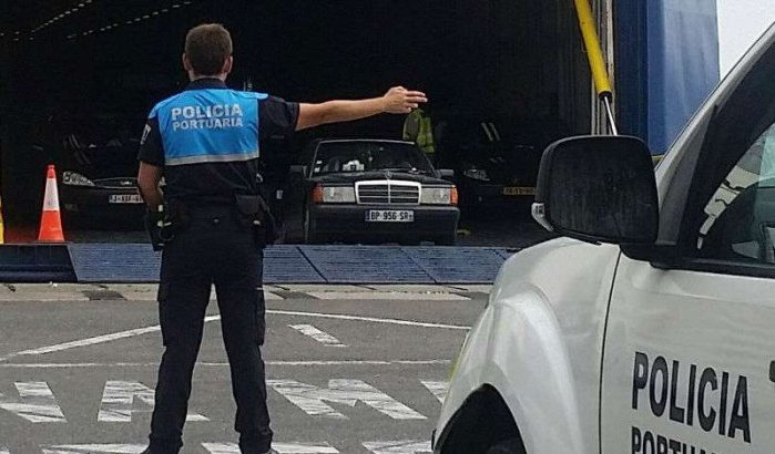 Kind onder bus uit Tanger ontdekt in Tarifa (video)