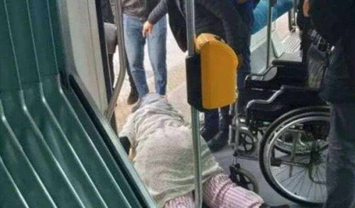 Marokko: vrouw in rolstoel vernederd door tramcontroleur (video)