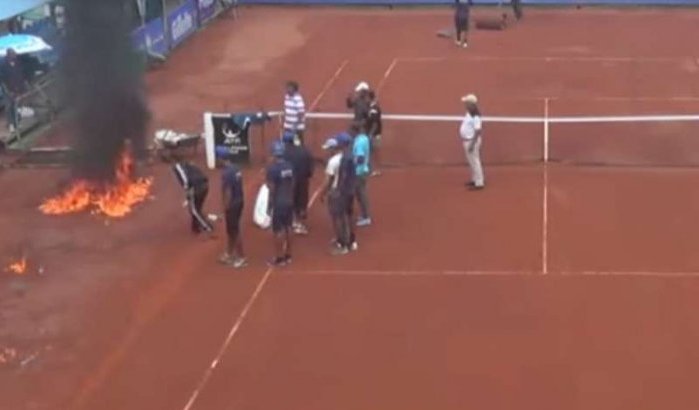 Tennisbaan tijdens toernooi in Casablanca in brand gestoken (video)
