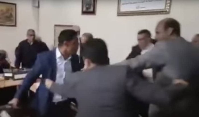 Vechtend raadslid voor de rechter in Settat (video)