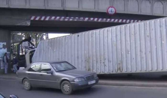 Vrachtwagen knalt tegen lage brug in Salé (video)