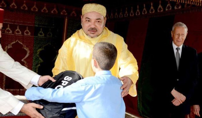 Koning Mohammed VI deelt boekentassen uit in Tetouan
