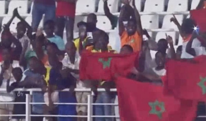 Ophef om valse Marokkaanse vlaggen met Davidster tijdens voetbalwedstrijd