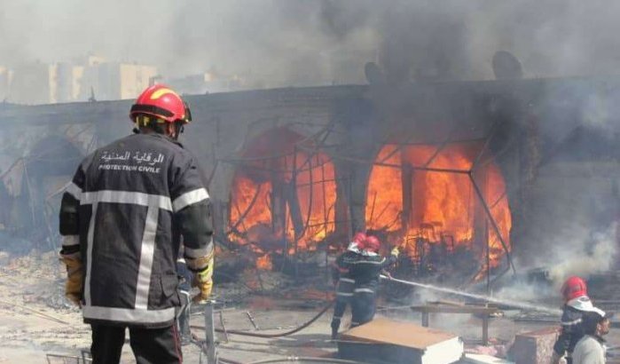 Brand verwoest 60 winkels in Salé (video)