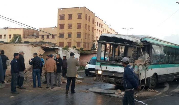Bus knalt tegen huis in Casablanca, zes gewonden
