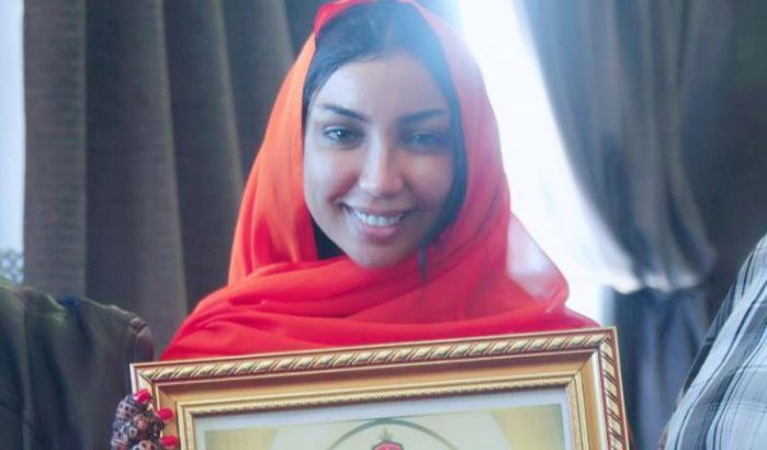 Koning Mohammed VI bedankt Dounia Batma voor liedje (foto & video)
