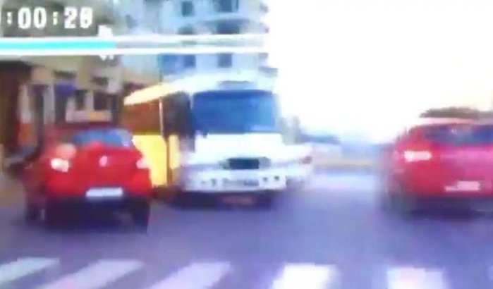 Levensgevaarlijke achtervolging taxi's en Uber-chauffeur in Casablanca (video)