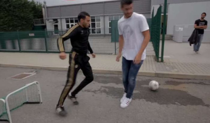 Freestyler Soufiane Touzani heeft fun met Spaanse international Morata