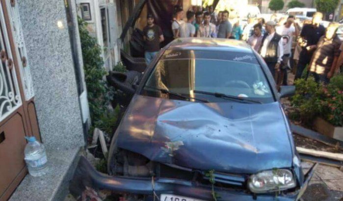 Auto rijdt in op terras in Tanger, twee doden