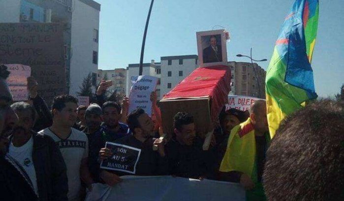 Macabere parodie begrafenis "Bouteflika de Marokkaan" in Algerije (foto)