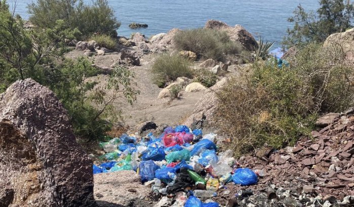 Stranden Al Hoceima verwaarloosde parels 