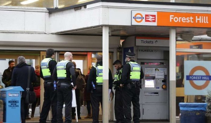 Moslim slachtoffer racistische mesaanval in Londen