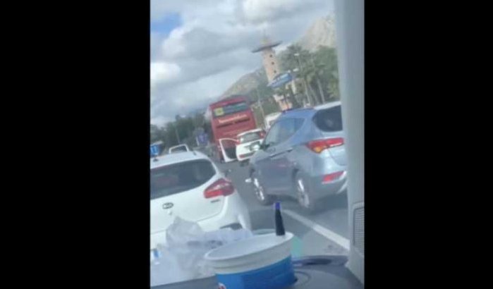 Marokkanen 'gooien' 20.000 euro op snelweg Marbella (video)