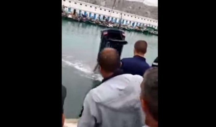 Auto valt in water in haven Al Hoceima, man overleden (video)