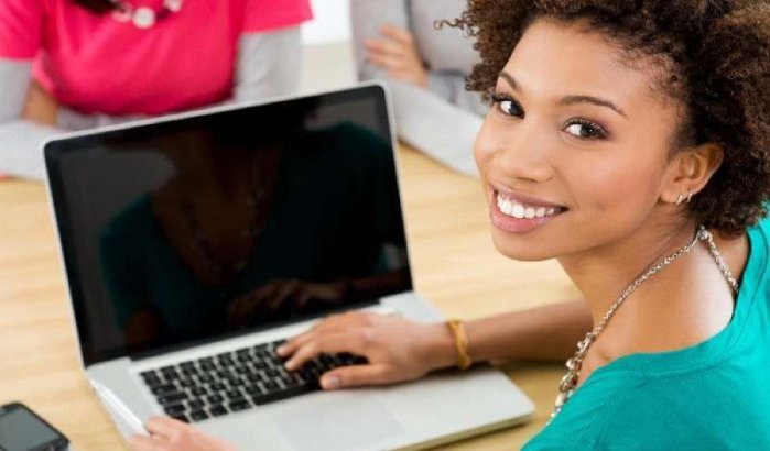 Marokko geeft 24.000 studenten Injaz-computers