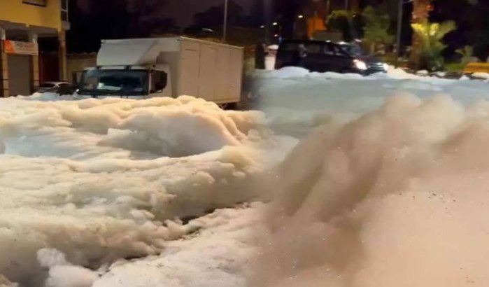 Vreemde witte schuim in straten Casablanca na hevige regen (video)