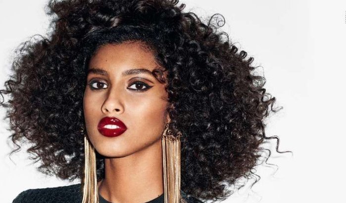 Imaan Hammam topless in nieuwe Vogue