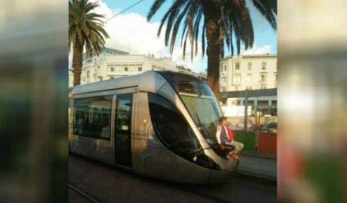 Ophef om schandalige foto kind op tram in Rabat (foto)