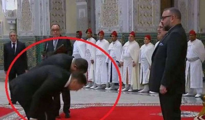 Nieuwe minister bespot om overdreven handkus aan Mohammed VI (video)