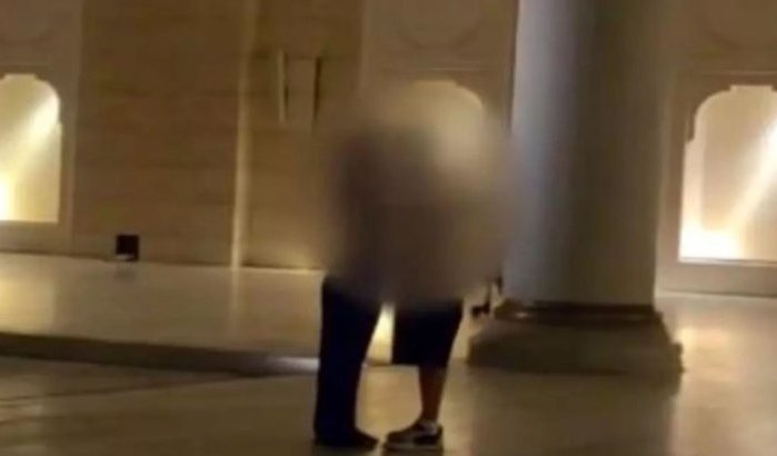 Toeristen riskeren celstraf na kus in moskee (video)