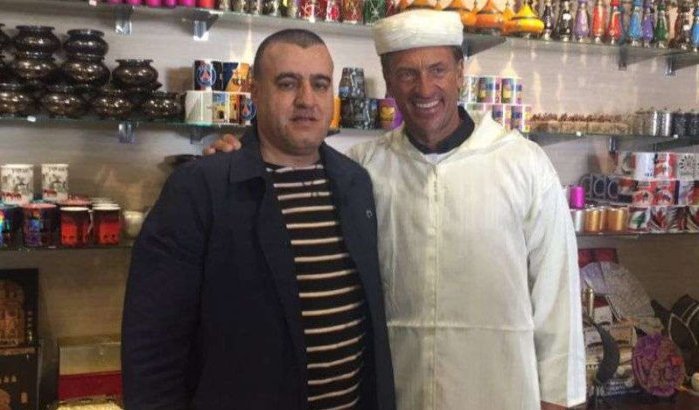 Bondscoach Hervé Renard met traditionele outfit in Saidia gespot (foto)