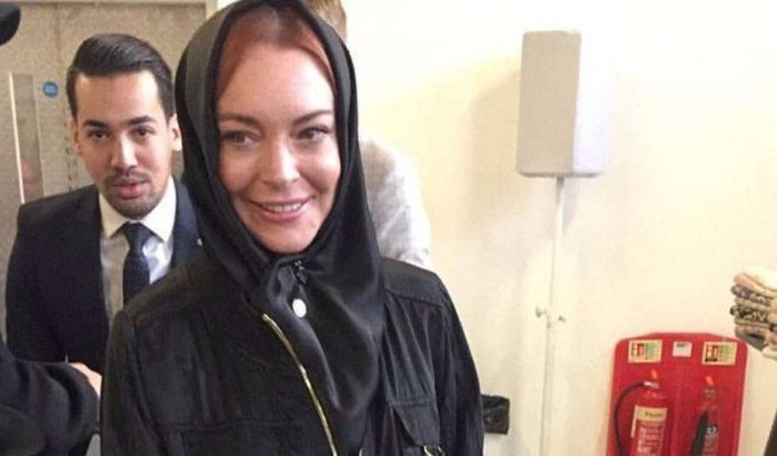 Lindsay Lohan met hoofddoek op Modes Fashion Week in Londen (foto's)