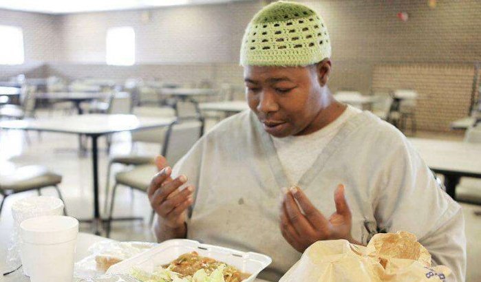 Gevangenen uitgehongerd en met varkensvlees gevoed tijdens Ramadan in VS