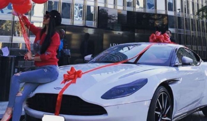 Marokkaanse zangeres krijgt dure auto voor Sint-Valentijn (video)