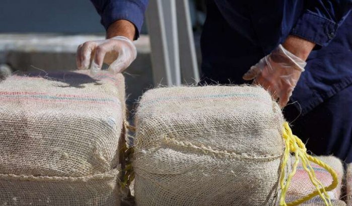 Marokko: drugssmokkelaars gooien ton hasj in zee tijdens achtervolging