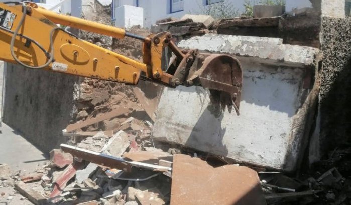 Graafmachines slopen illegale kramen in Al Hoceima