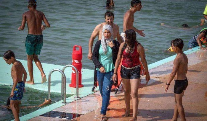 Marokkaanse vrouwen ontsnappen niet aan aandringende of afkeurende blikken op het strand