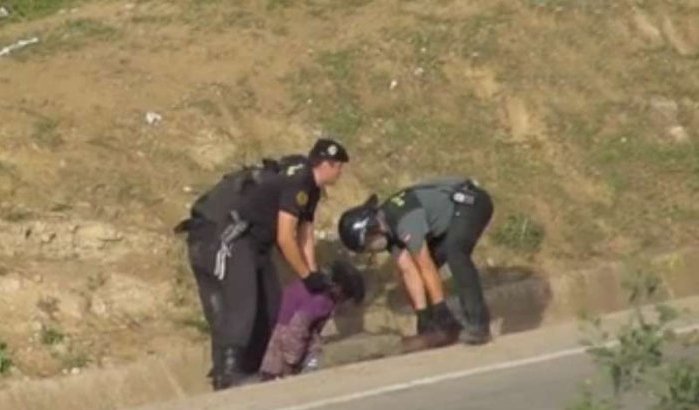 Spaanse politie mishandelt bewusteloze migrant aan grens Marokko