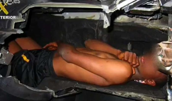 Marokkaan met kind van 12 in dashboard betrapt bij grens Melilla (video)
