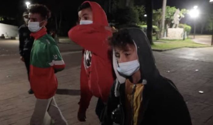 Minderjarige migranten zwerven door straten Sebta (video)