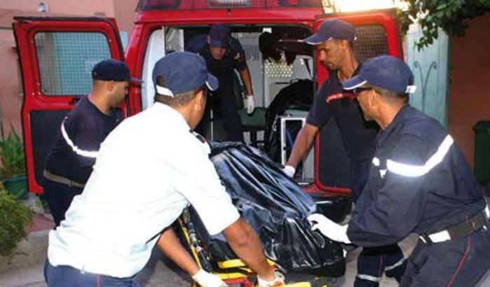 Student in Casablanca duwt jonge vrouw van dakterras