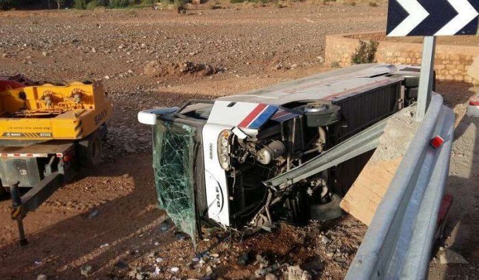 Een dode en 43 gewonden bij dramatisch busongeluk in Marokko (foto's)