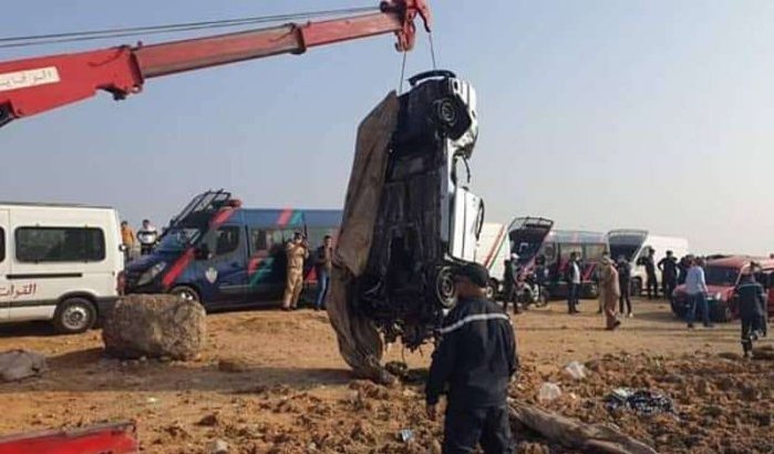 Auto die van klif reed in Rabat uit water gehaald met één lichaam (video)