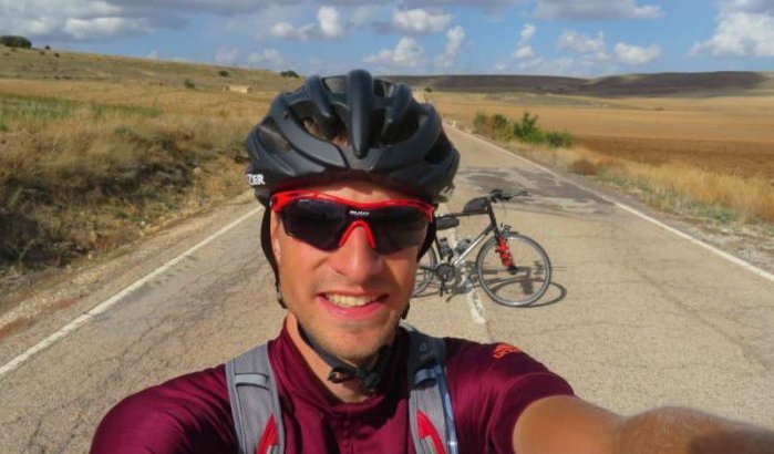 Jurjen reist met fiets van overleden vader naar Marokko