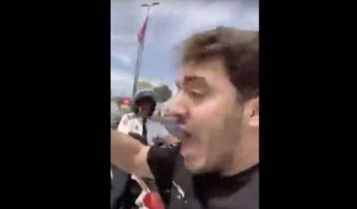 Marokkaanse humorist deelt live beelden van mishandeling door politie (video)