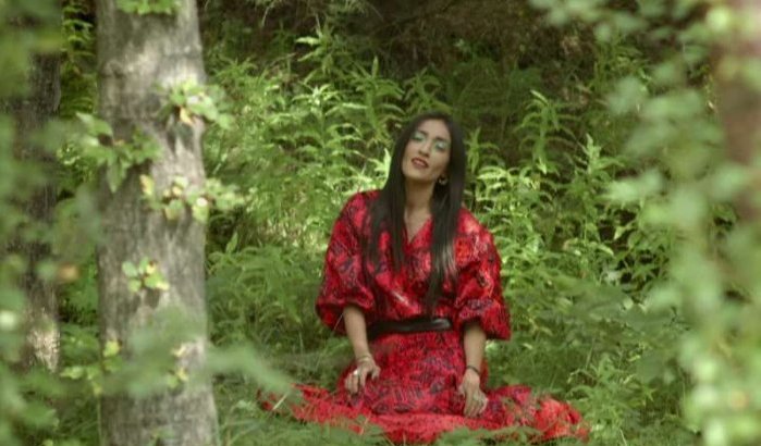 Hindi Zahra brengt clip Silence uit