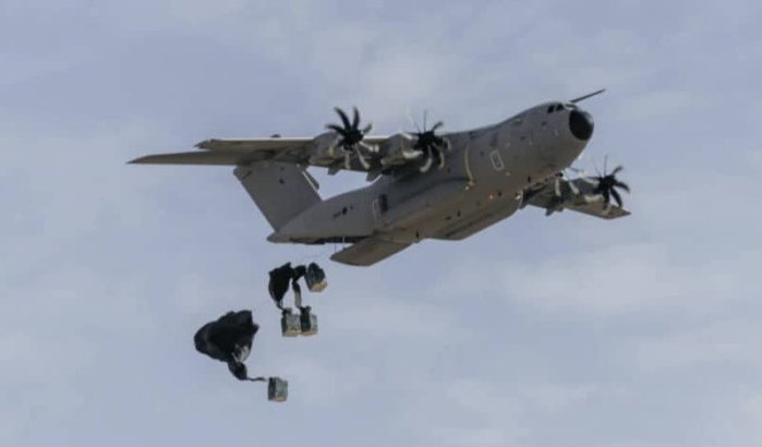 Britse en Marokkaanse parachutisten oefenen in Sahara (video)
