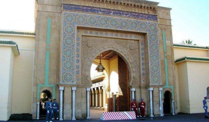 Toeristen op zoek naar koninklijk paleis van Marokko in Frankrijk