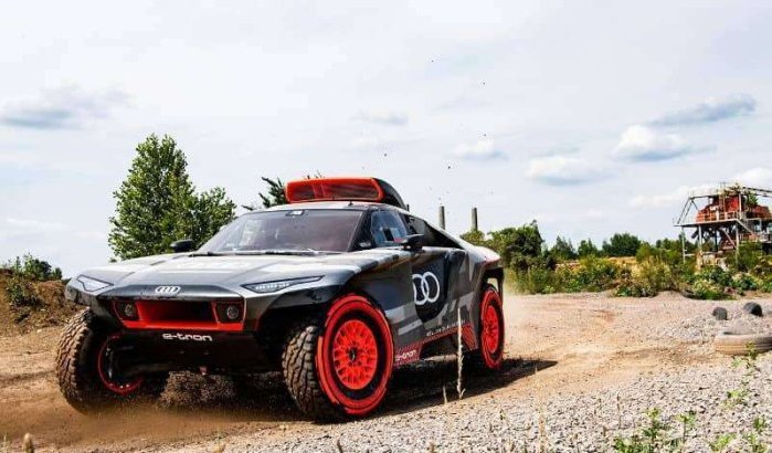 Autocoureur Carlos Sainz en Audi testen RS Q e-tron in Marokko