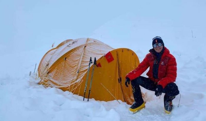 Marokkaanse bergbeklimster Nawal Sfendla bereikt top Manaslu