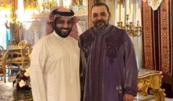 Koning Mohammed VI samen met Turki Al-Sheikh op foto