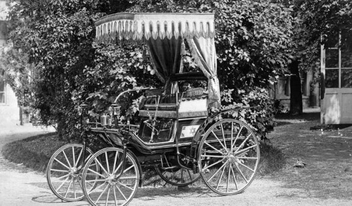 Hassan I kocht als eerste de nu 130-jarige Schroedter-Wagen