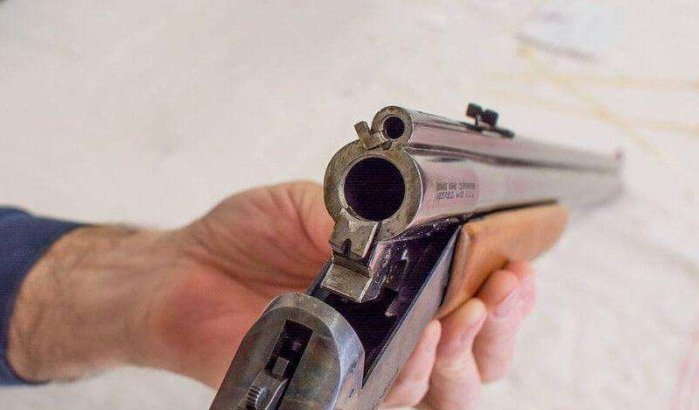 Man zwaait met wapen op straat in Casablanca