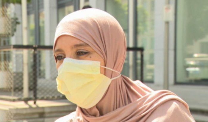 Khadija en zoontje op straat in België door oudste kinderen 