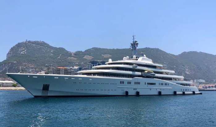 Superjacht Russische miljardair Roman Abramovich voor kust Marokko gezien